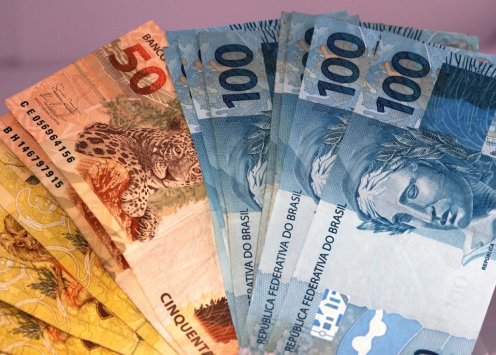notas de Real brasileiro, simbolizando ganhos com renda extra online.